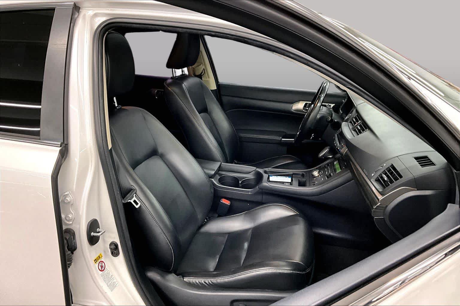 Used 2017 Lexus CT 200h w/ Seat Comfort Package FWD image 8