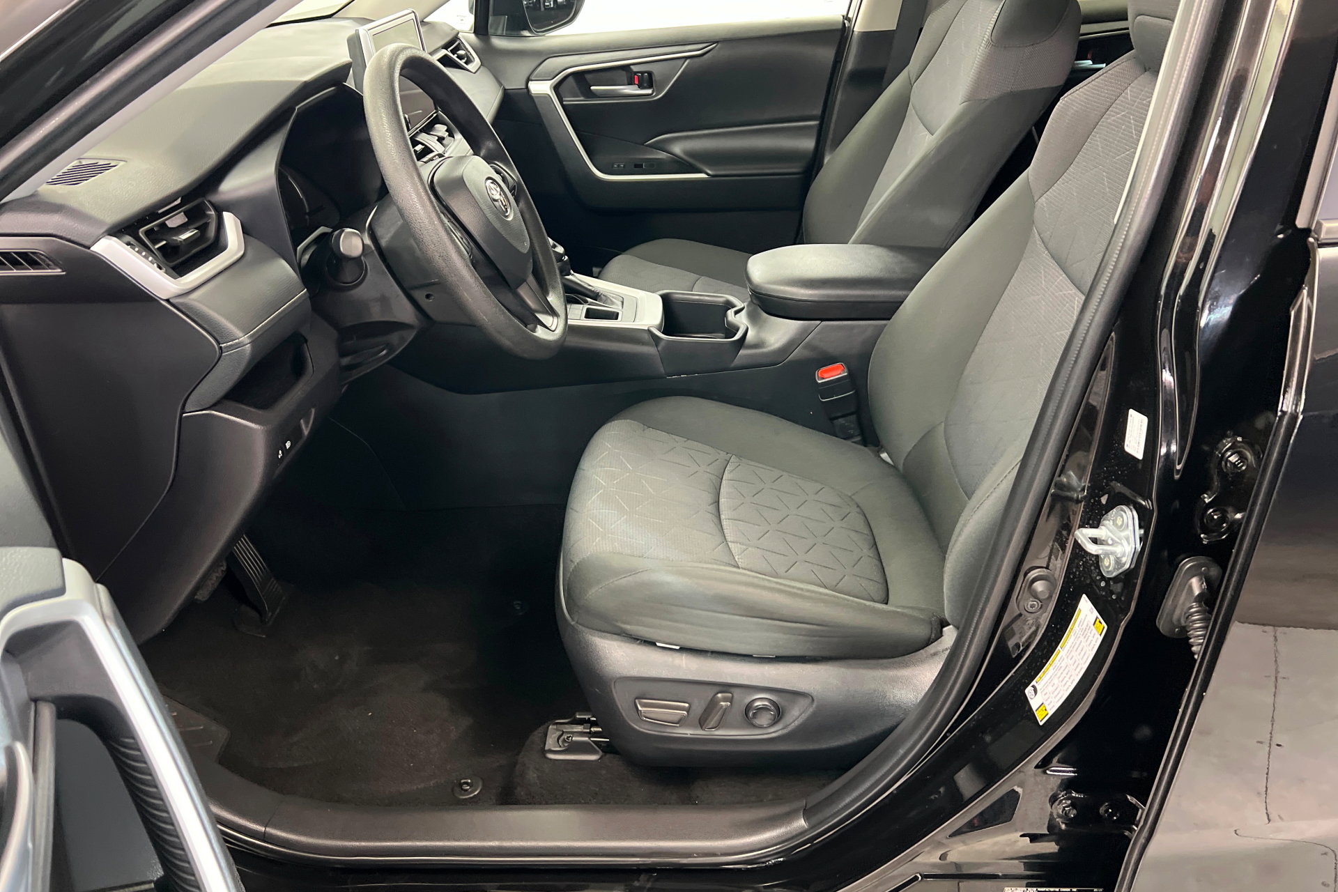 Certified 2025 Toyota RAV4 XLE AWD/4WD image 18