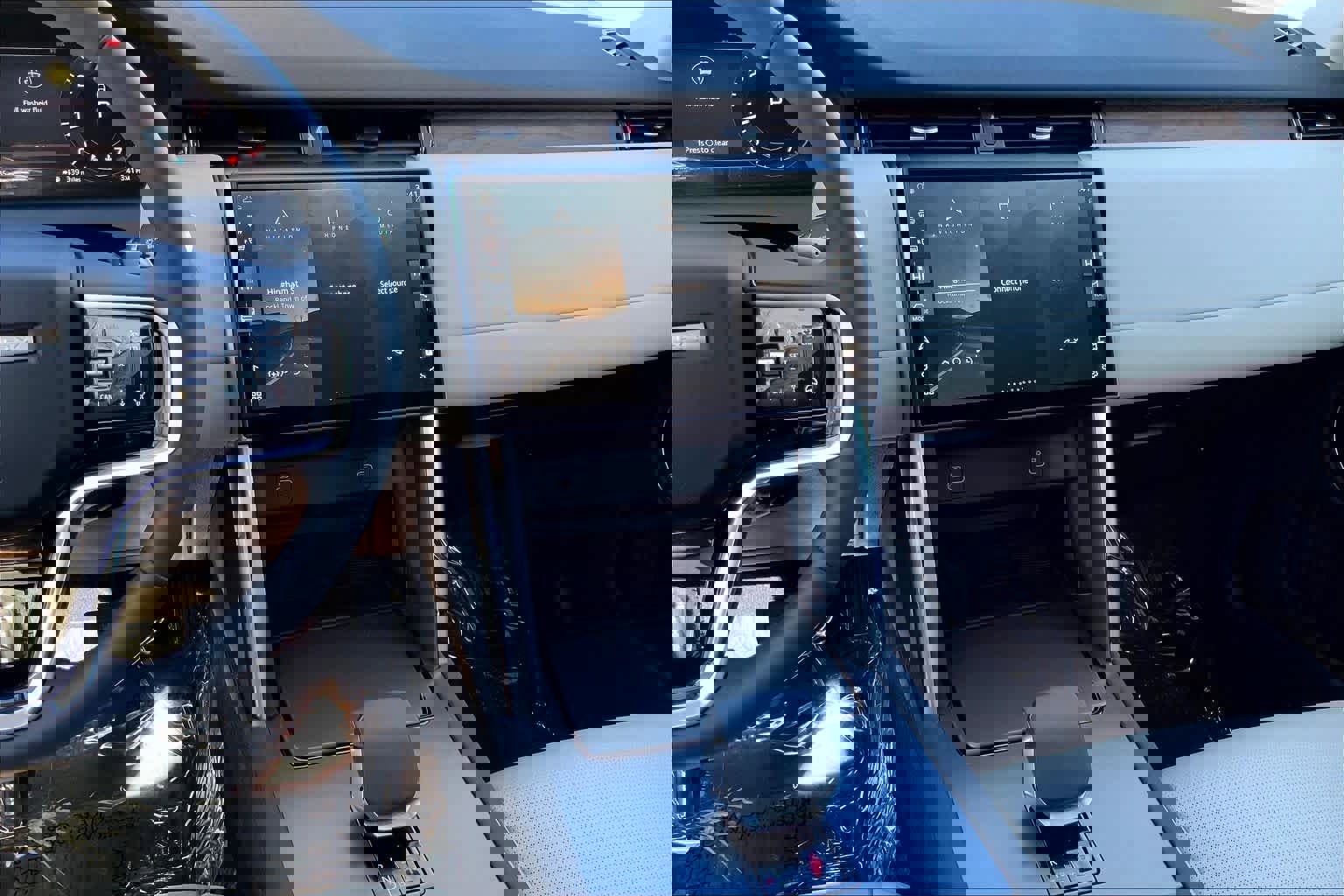 Used 2025 Land Rover Discovery Sport S image 7