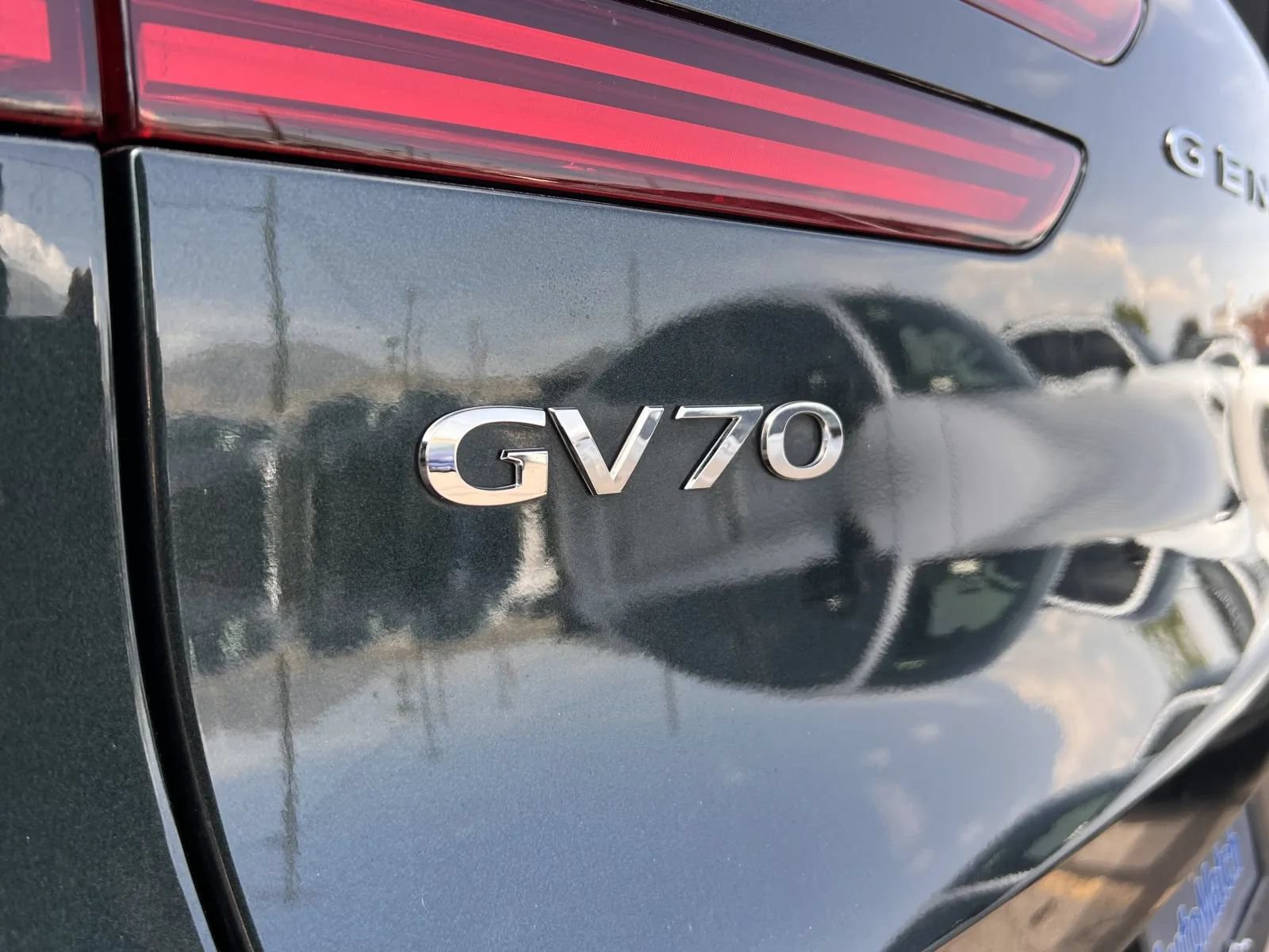 Used 2022 Genesis GV70 3.5T Sport w/ Sport Prestige Package AWD/4WD image 39