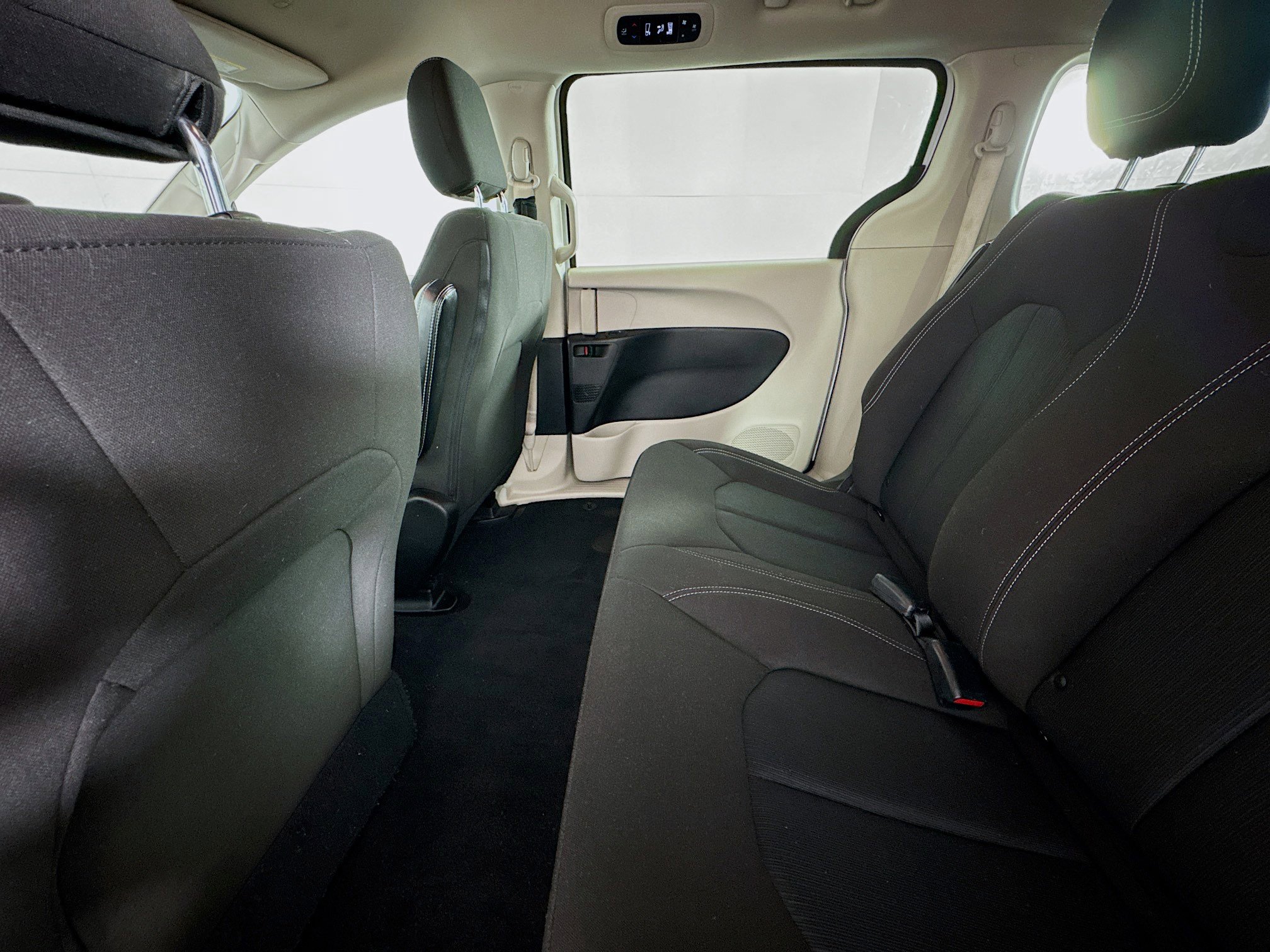 Used 2020 Chrysler Voyager L image 24