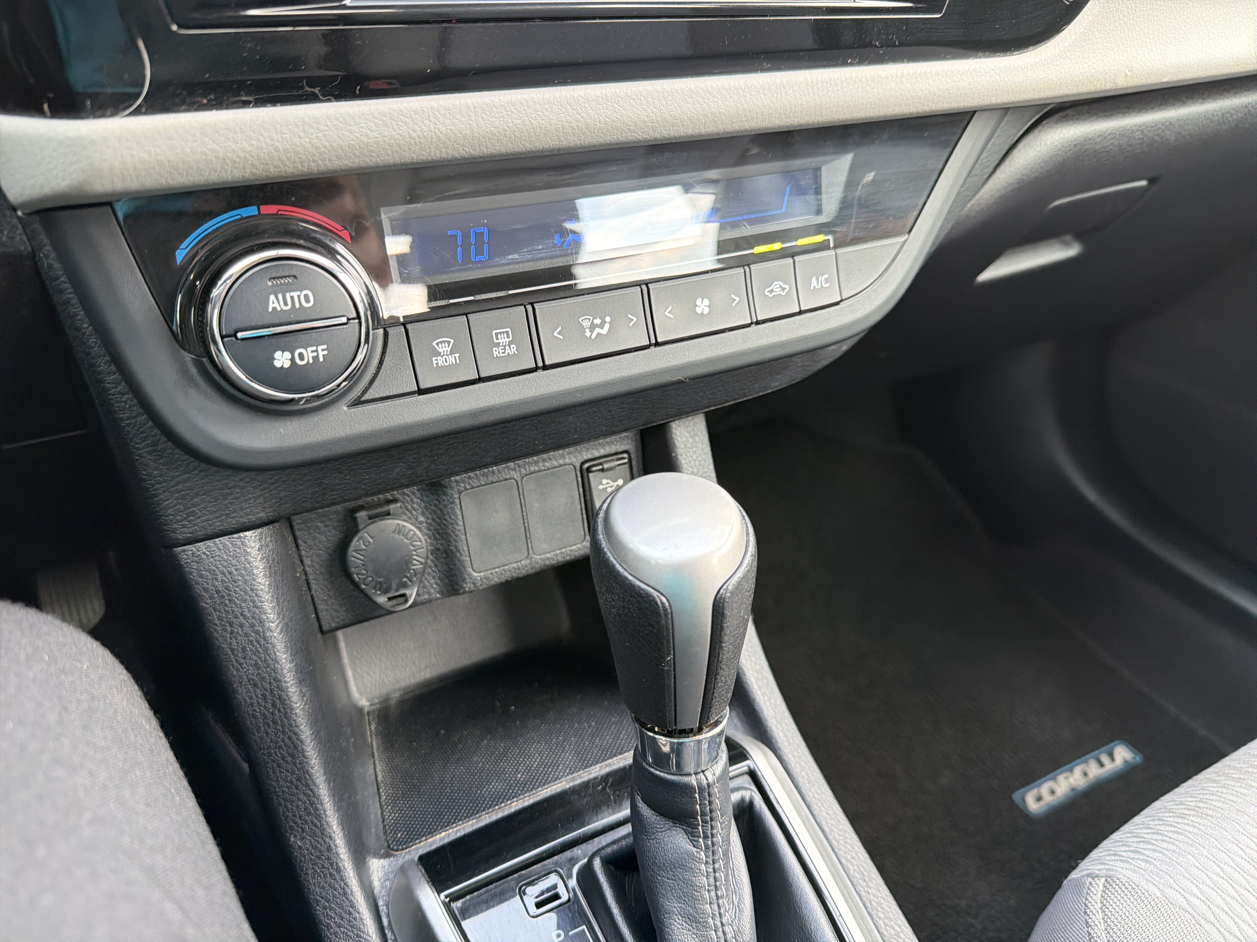 Used 2015 Toyota Corolla LE w/ Body Protection Package #1 FWD image 28