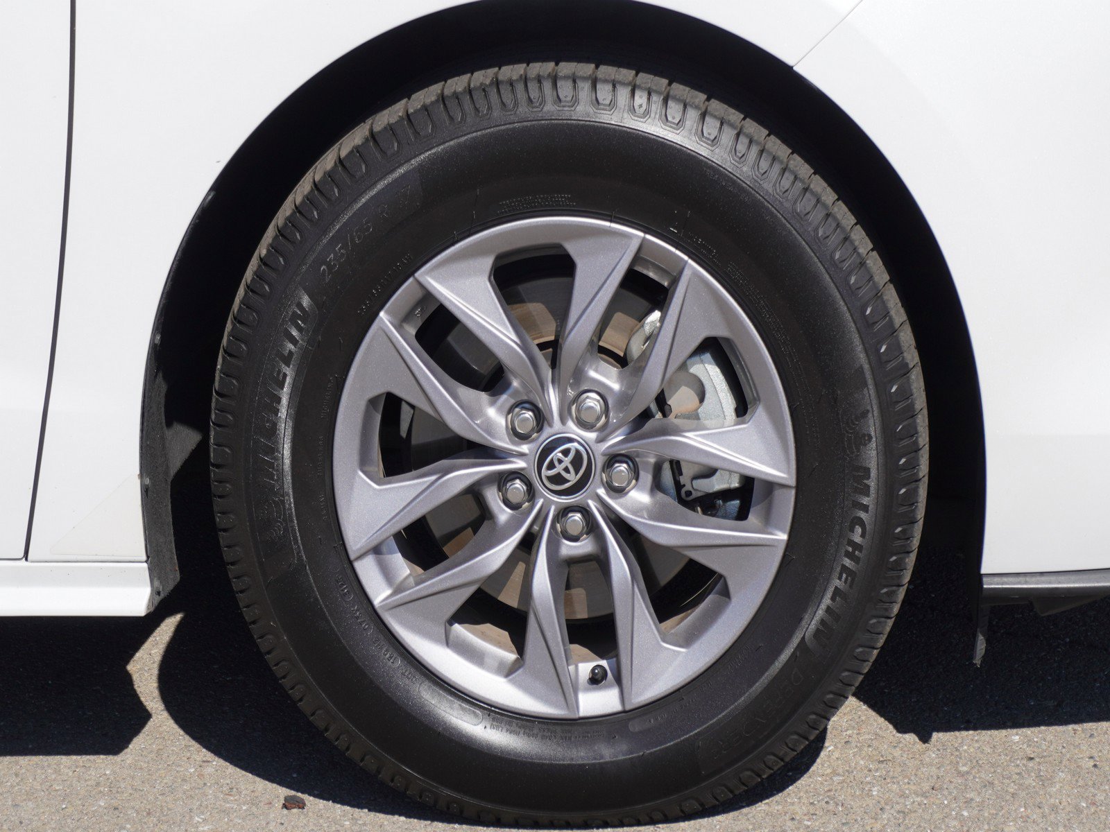 Used 2023 Toyota Sienna XLE image 5