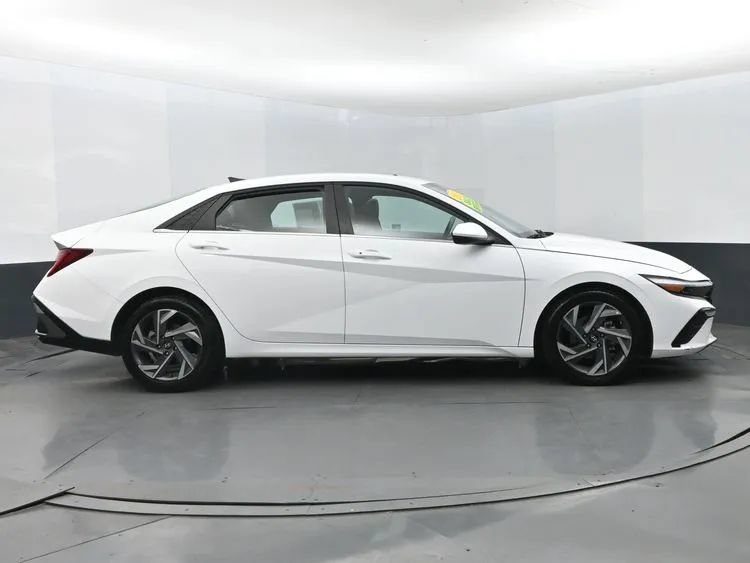Used 2025 Hyundai Elantra SEL FWD image 3
