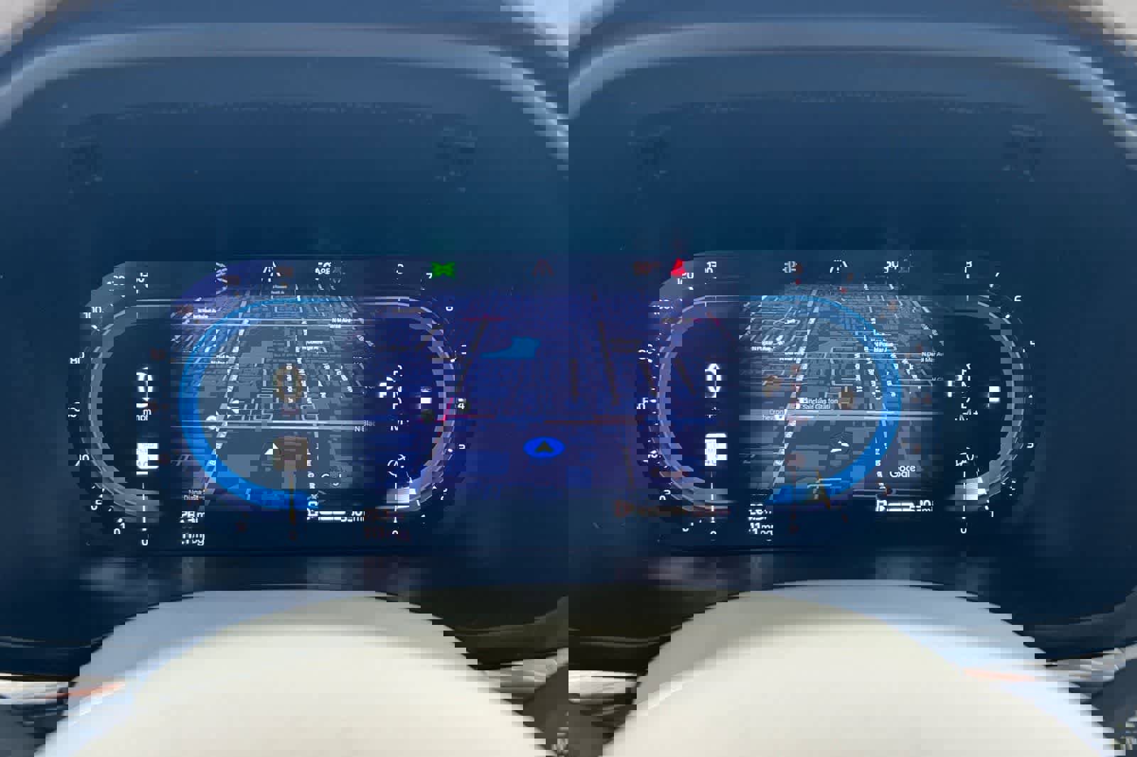 Used 2023 Volvo XC60 B5 Plus image 31