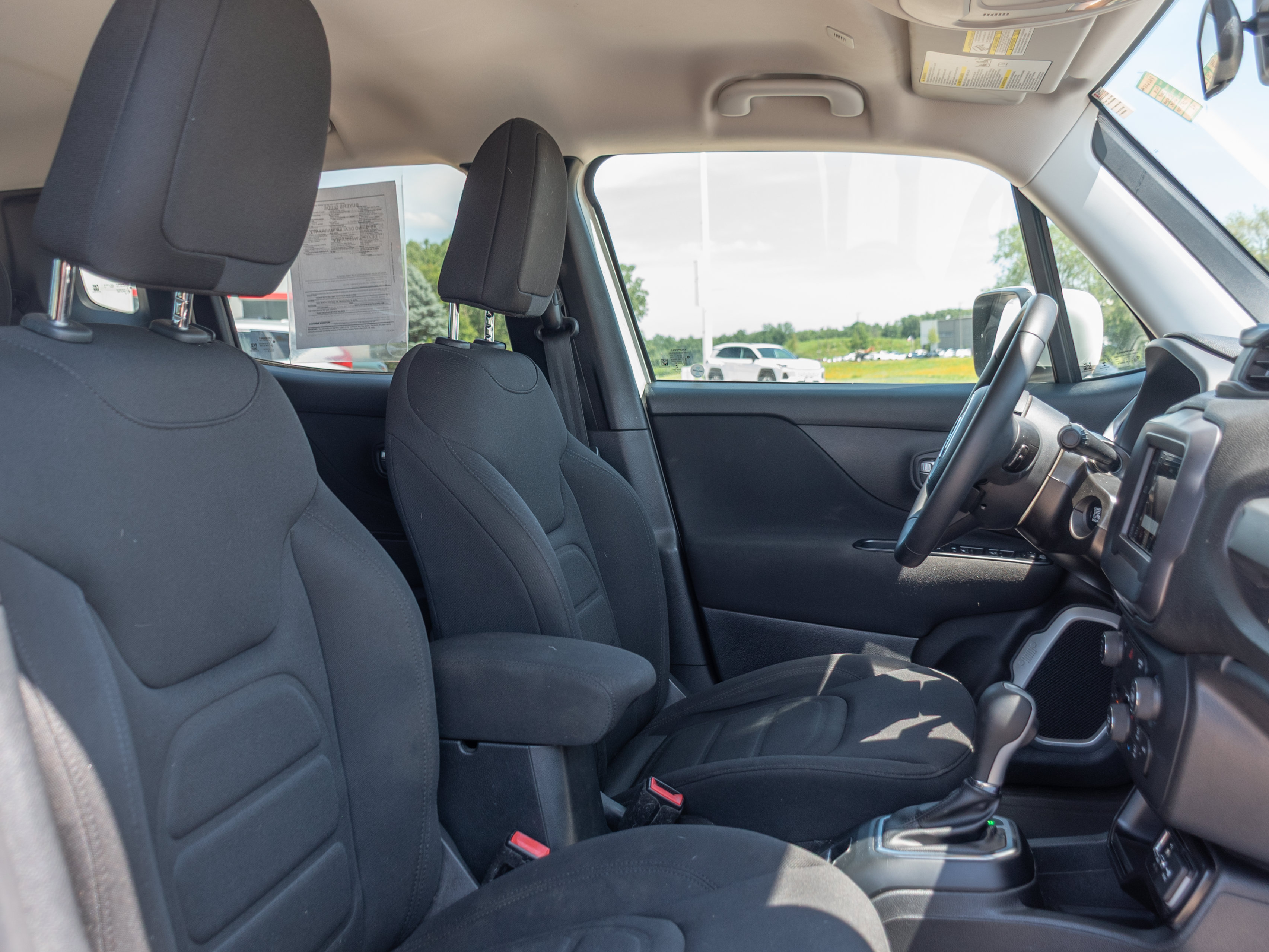 Used 2018 Jeep Renegade Latitude FWD image 20
