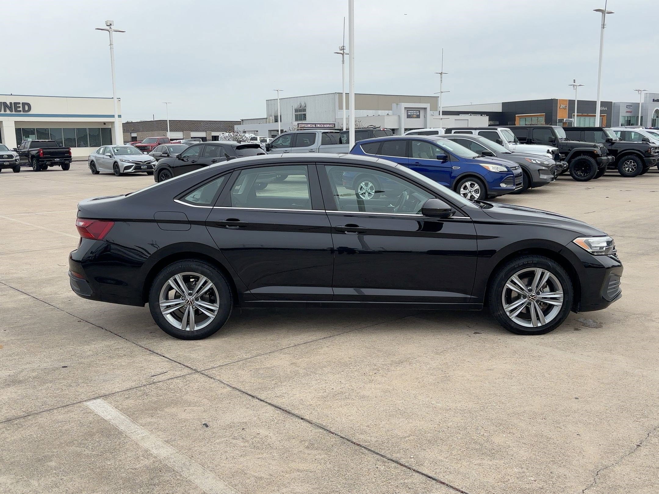 Used 2024 Volkswagen Jetta SE image 2