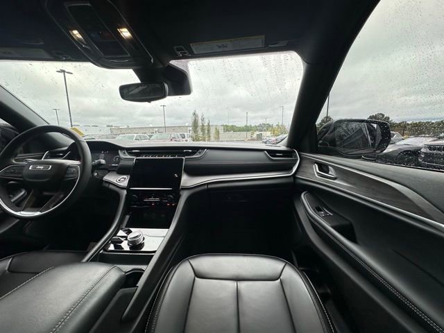 Used 2025 Jeep Grand Cherokee Limited image 31
