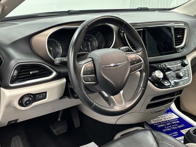 Used 2017 Chrysler Pacifica Touring-L image 16