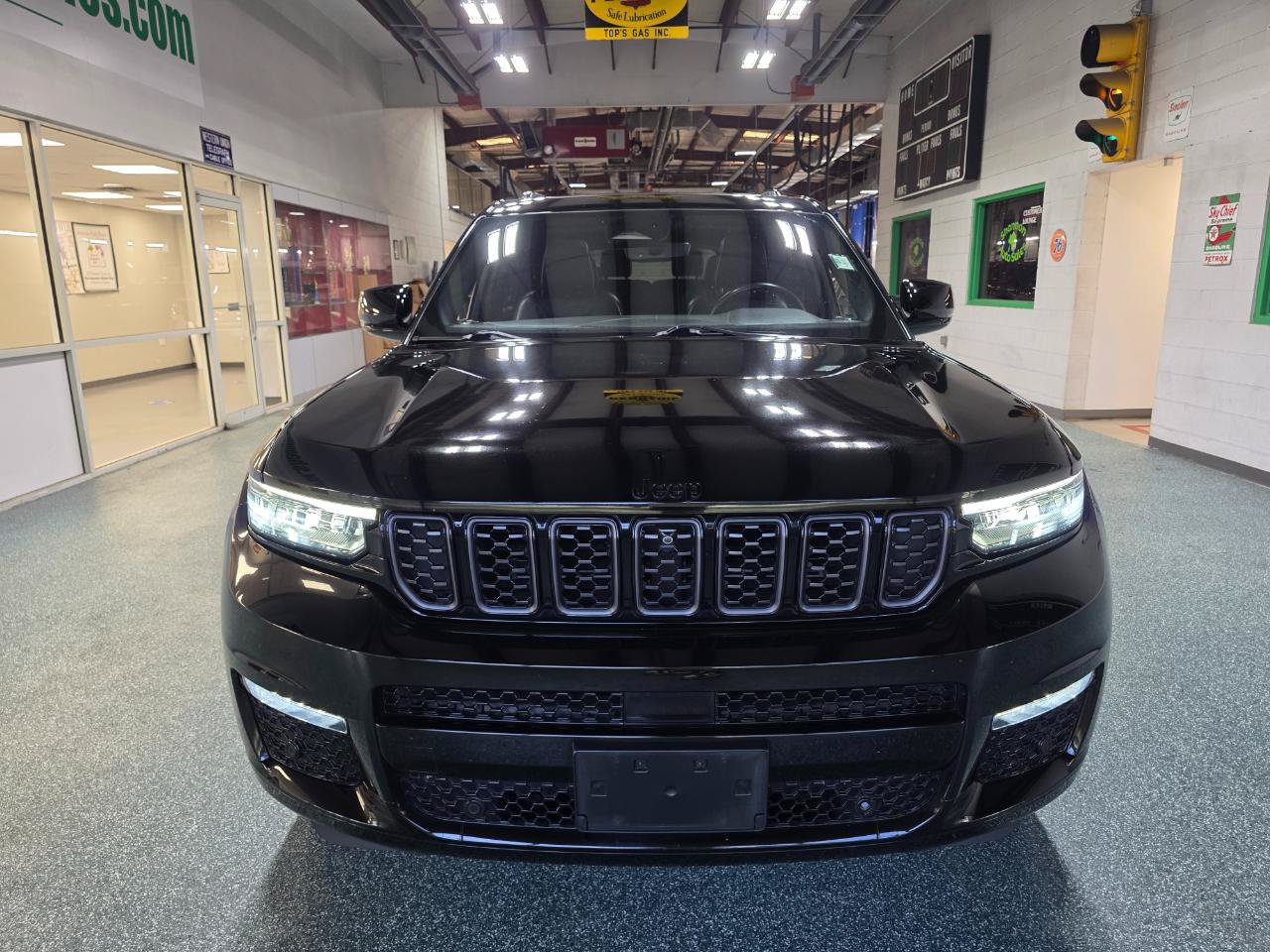 Used 2023 Jeep Grand Cherokee L Summit AWD/4WD image 3