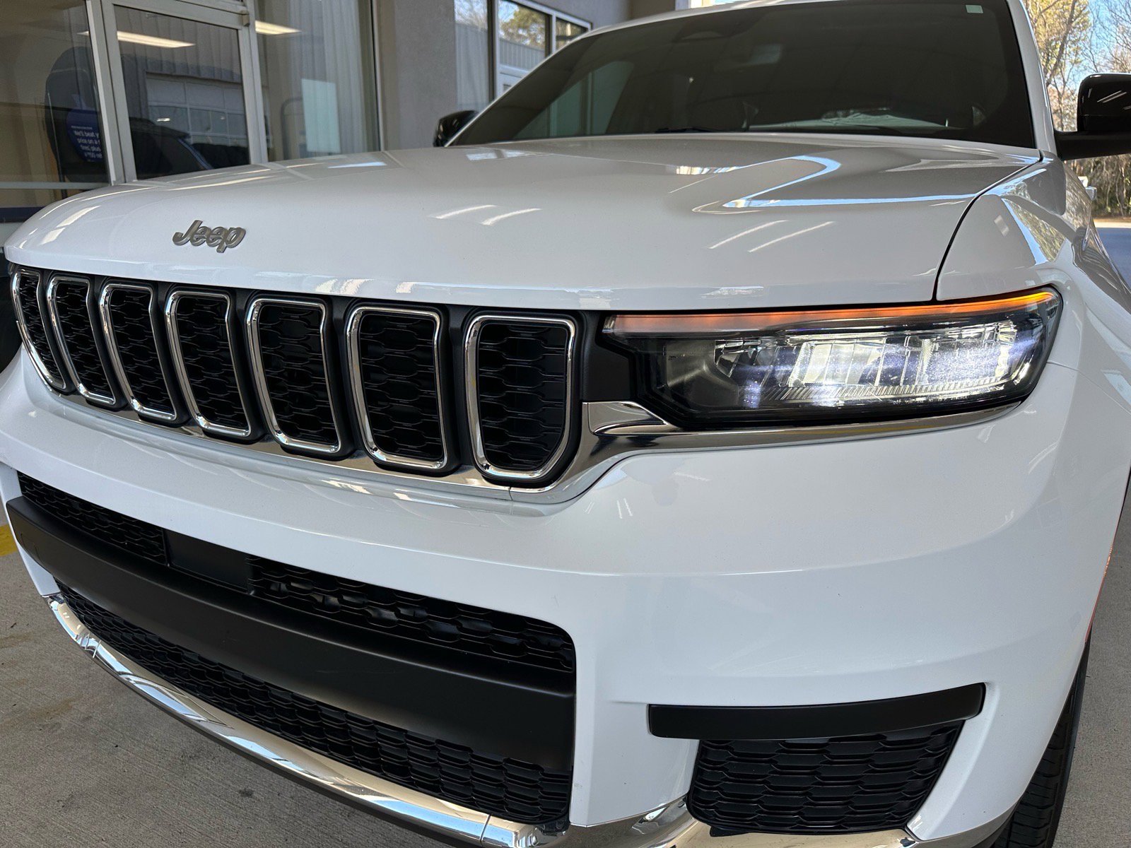 Used 2024 Jeep Grand Cherokee L Laredo w/ Luxury Tech Group I image 2