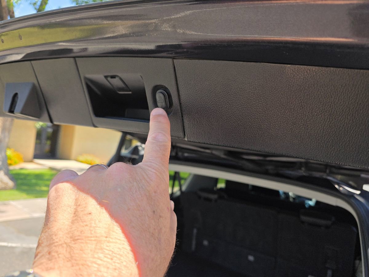 Used 2018 Chevrolet Suburban LT RWD image 15