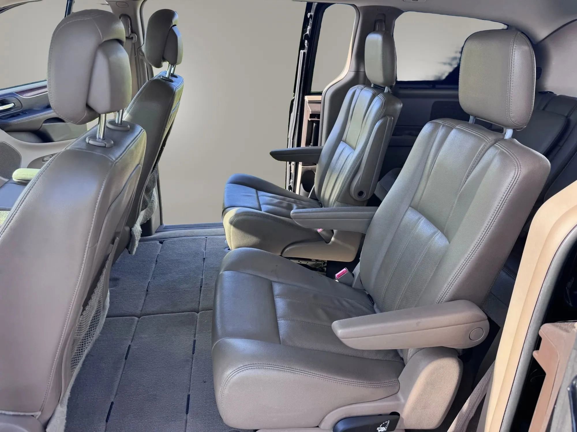 Used 2014 Chrysler Town & Country Touring-L w/ Driver Convenience Group FWD image 15