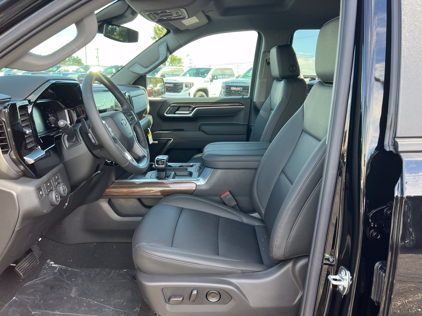 New 2026 Chevrolet Silverado 1500 RST w/ Dark Appearance Package AWD/4WD image 3