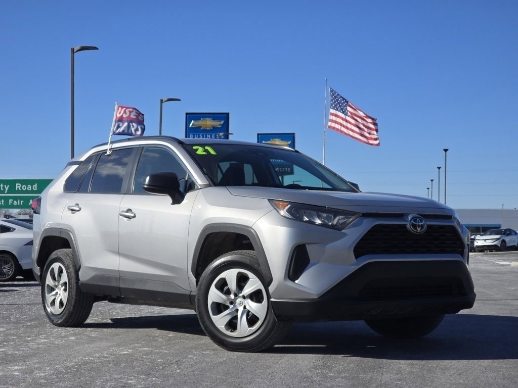 Used 2021 Toyota RAV4 LE image 2