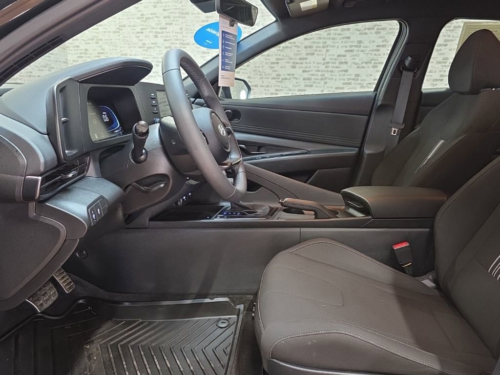 Certified 2025 Hyundai Elantra Sport image 9