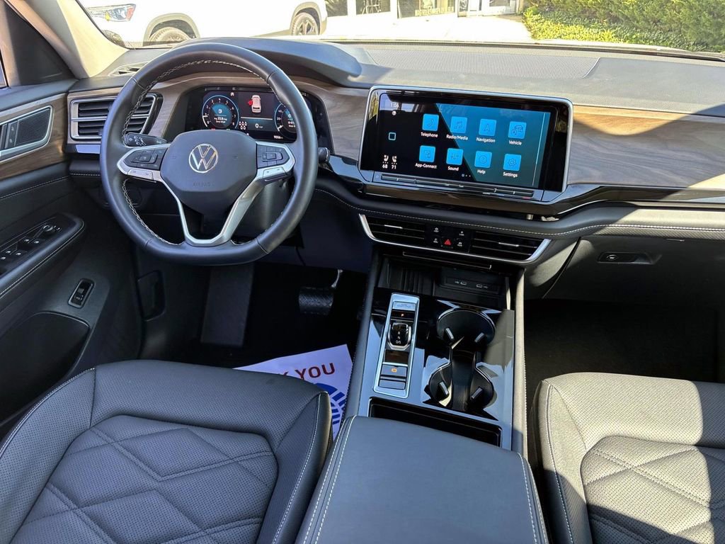 Used 2025 Volkswagen Atlas SE image 31