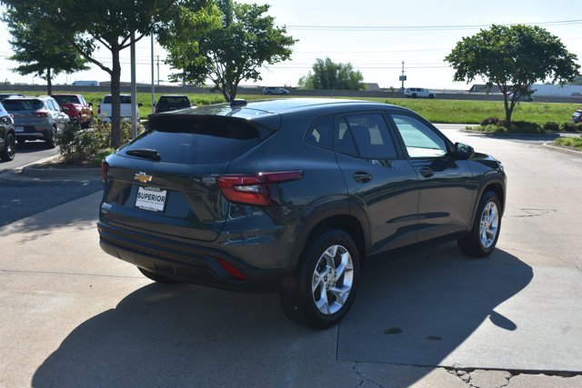 Used 2025 Chevrolet Trax LS w/ LS Convenience Package FWD image 5