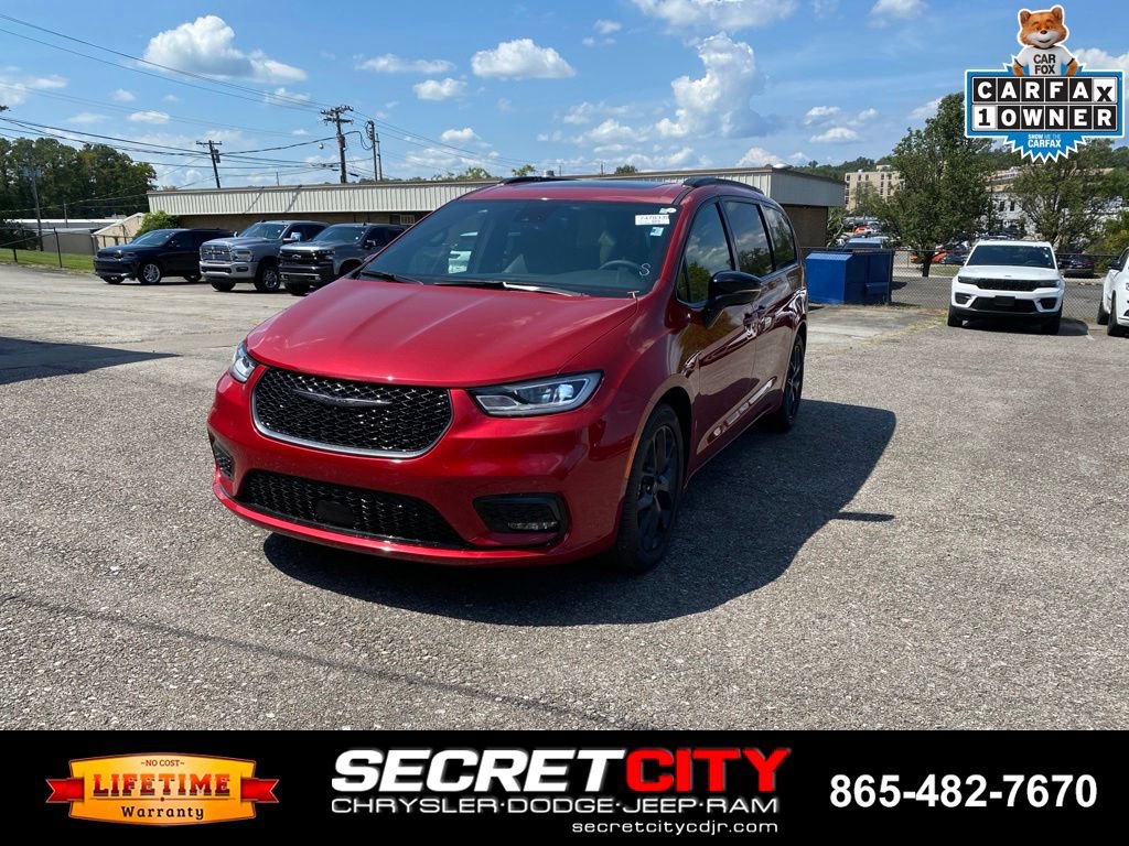 Used 2025 Chrysler Pacifica Limited FWD image 1
