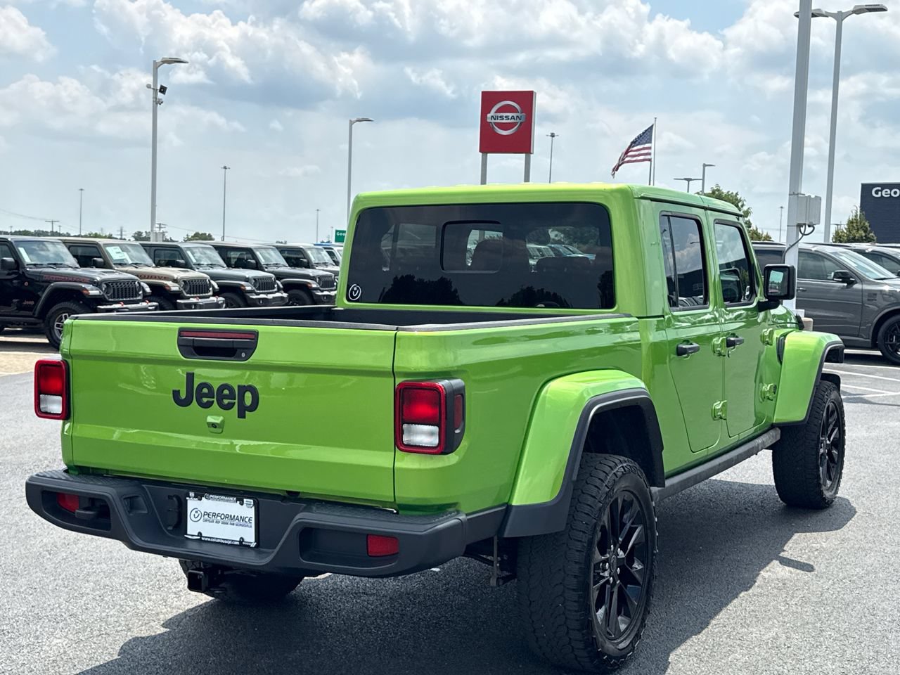 Used 2025 Jeep Gladiator Sport AWD/4WD image 3