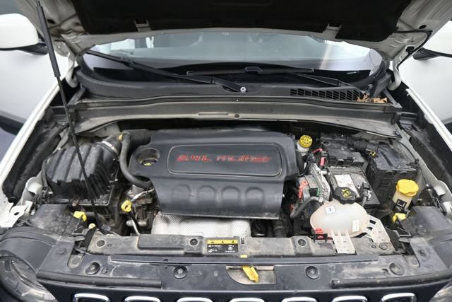 Used 2017 Jeep Renegade Latitude AWD/4WD image 12