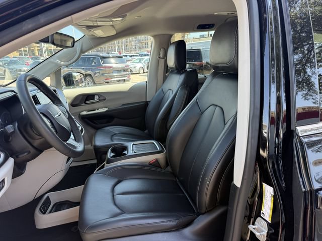 Used 2024 Chrysler Pacifica Touring-L FWD image 24