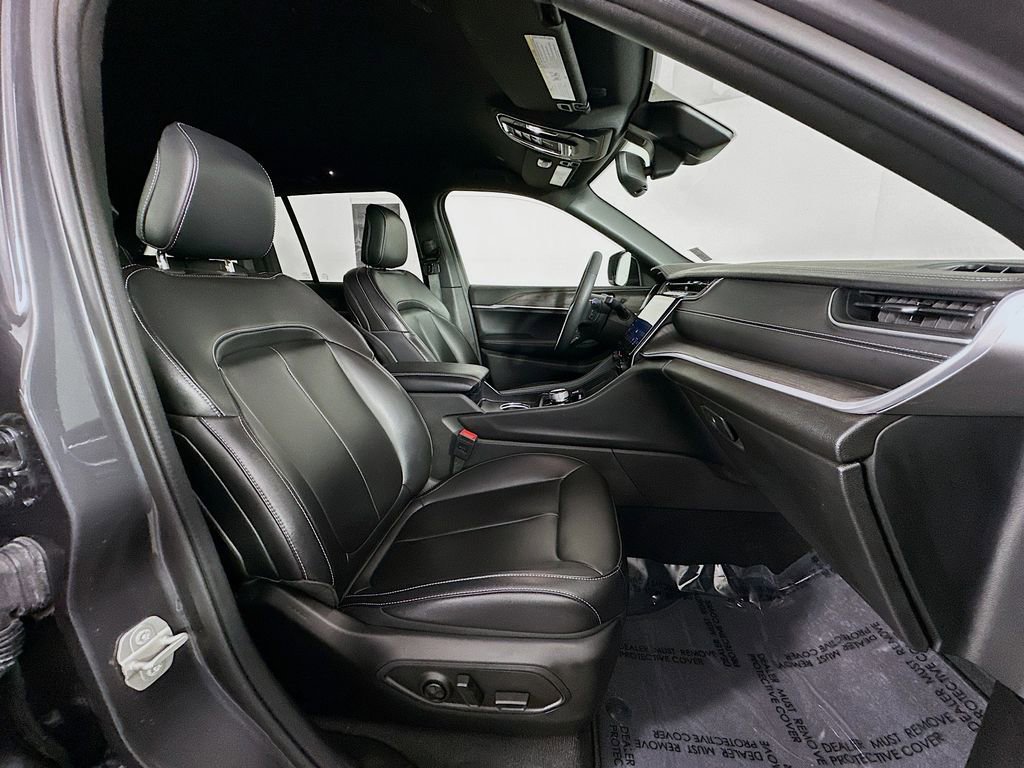 Used 2024 Jeep Grand Cherokee Limited w/ Black Appearance Package image 29