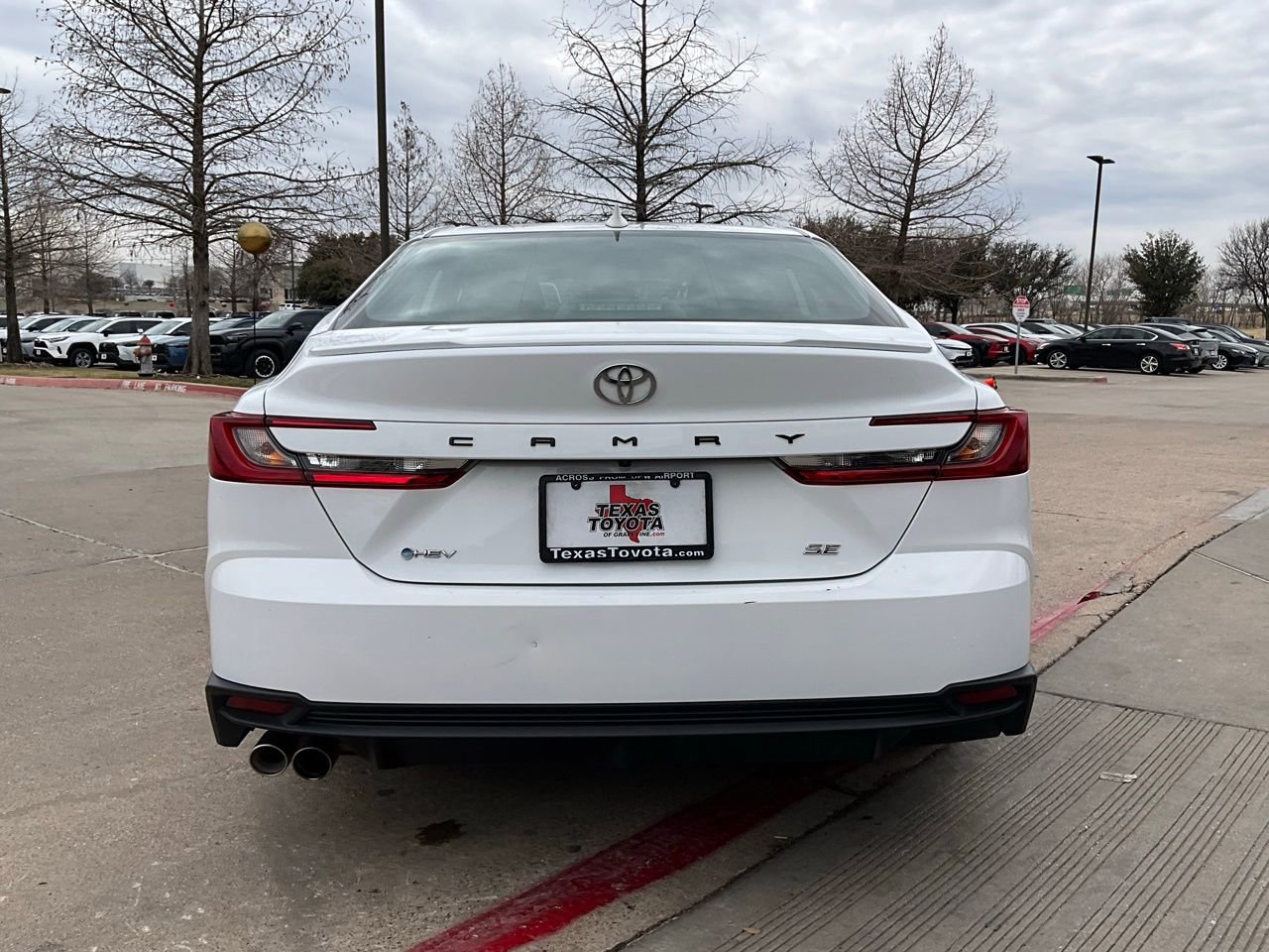 Used 2025 Toyota Camry SE image 7