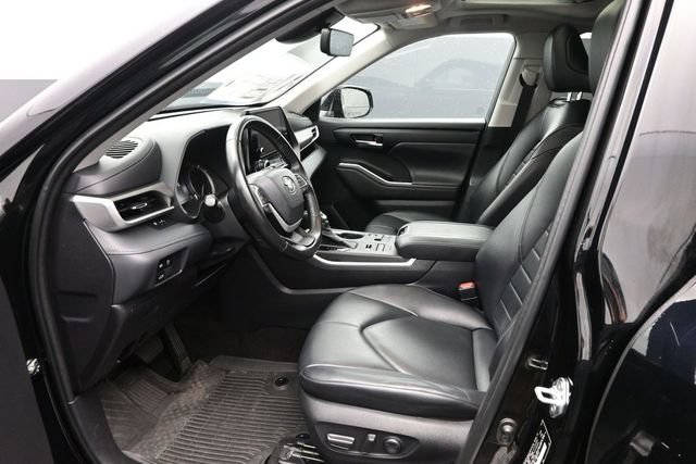 Used 2023 Toyota Highlander XLE AWD/4WD image 9