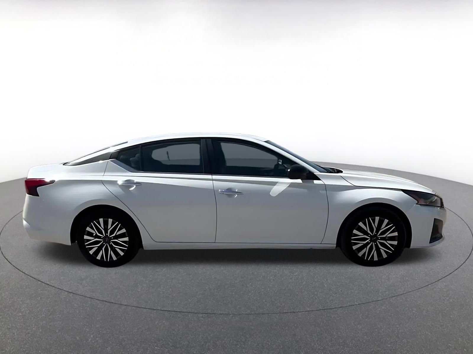 Used 2025 Nissan Altima 2.5 SV FWD image 15