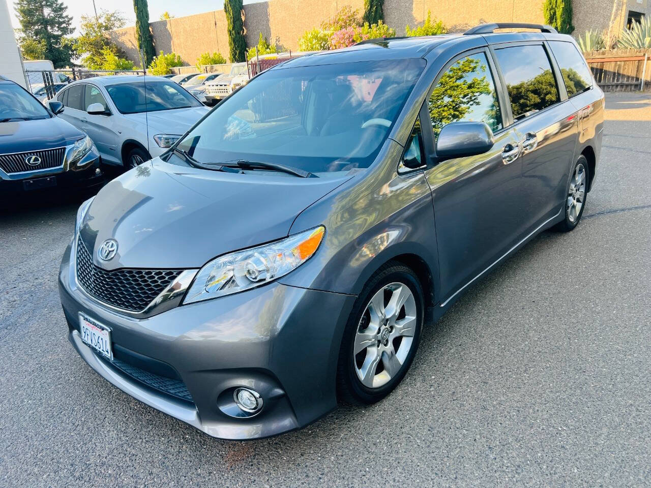 Used 2014 Toyota Sienna SE FWD image 1