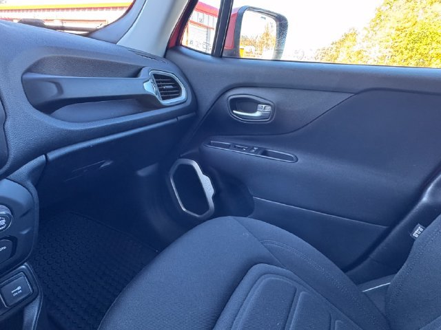 Used 2019 Jeep Renegade Latitude w/ Cold Weather Group AWD/4WD image 32