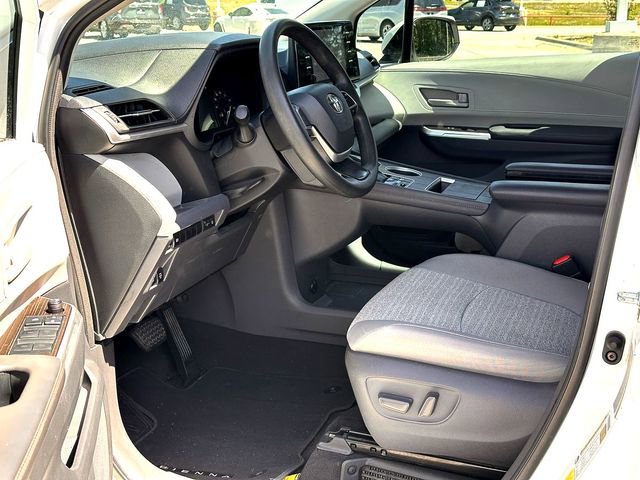 Used 2021 Toyota Sienna LE image 9