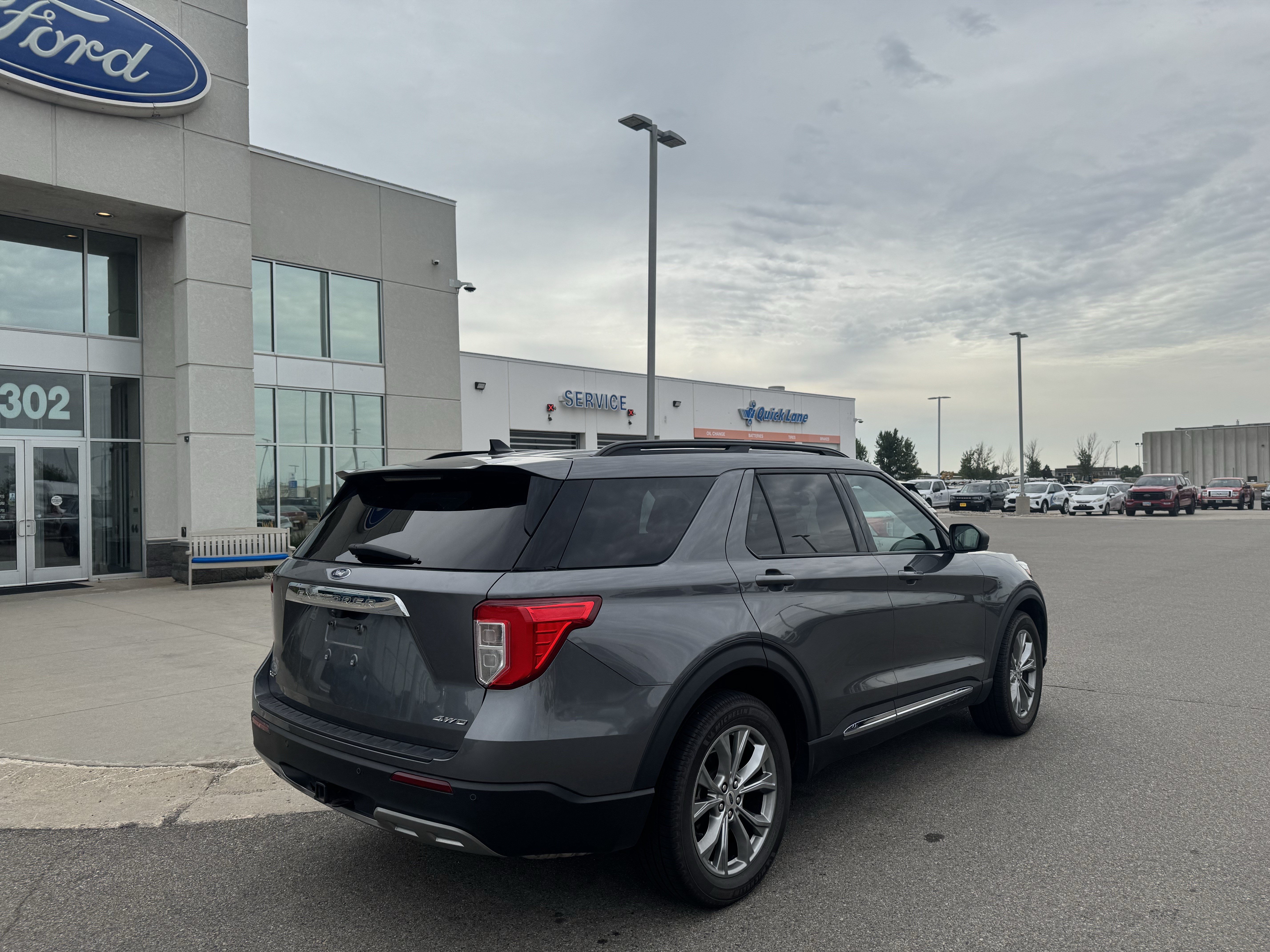 Used 2022 Ford Explorer XLT w/ Equipment Group 202A AWD/4WD image 5