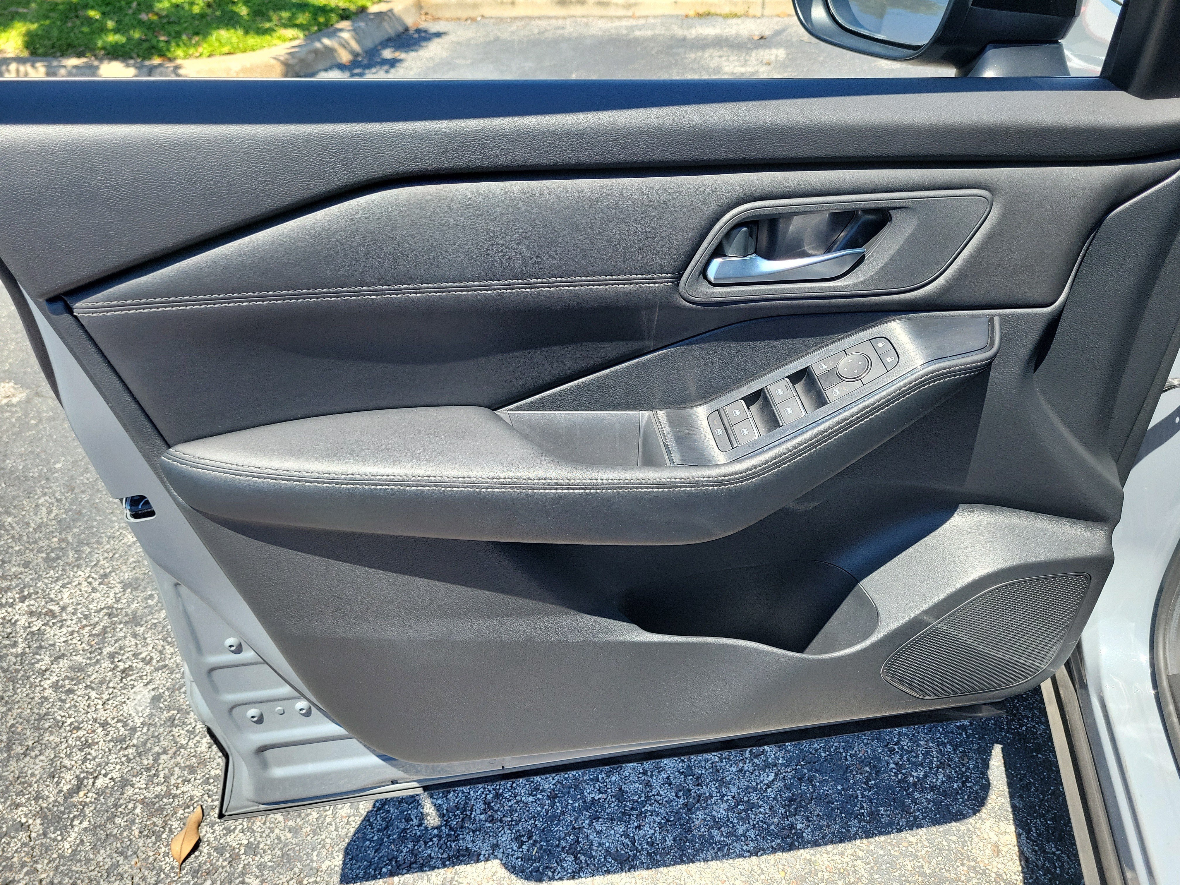 Certified 2024 Nissan Rogue SL FWD image 11