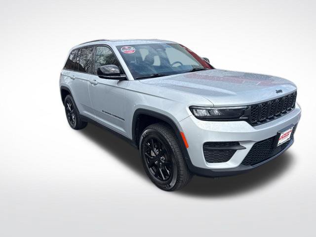 Used 2025 Jeep Grand Cherokee Altitude AWD/4WD image 8