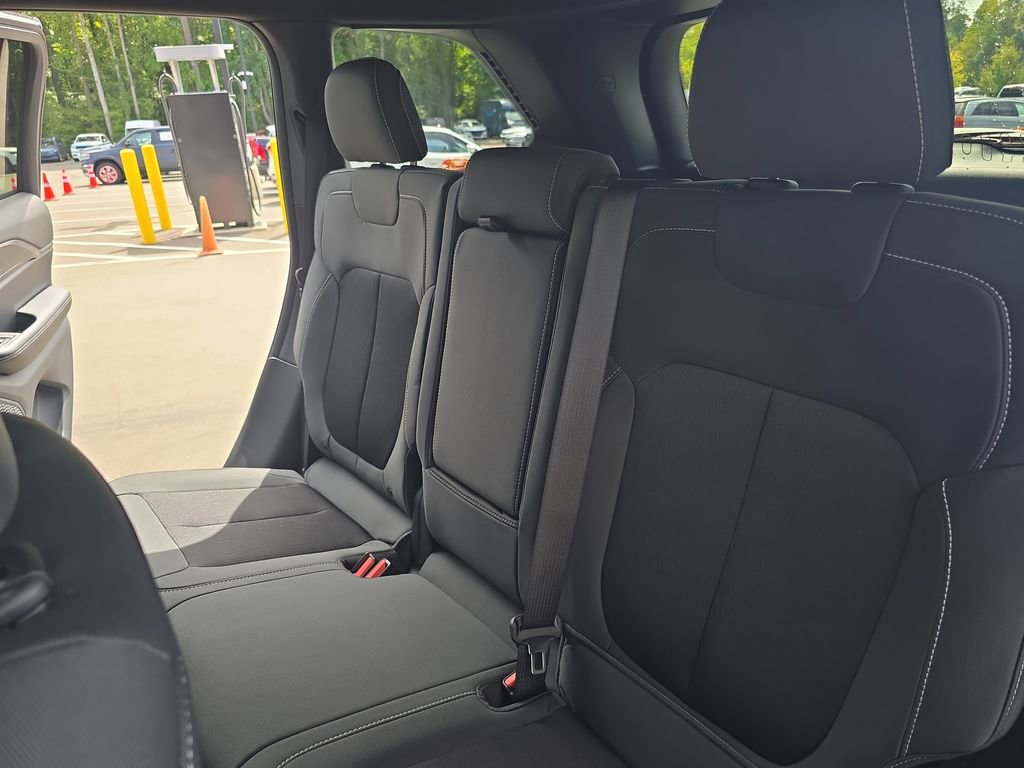 New 2025 Jeep Grand Cherokee Laredo image 15