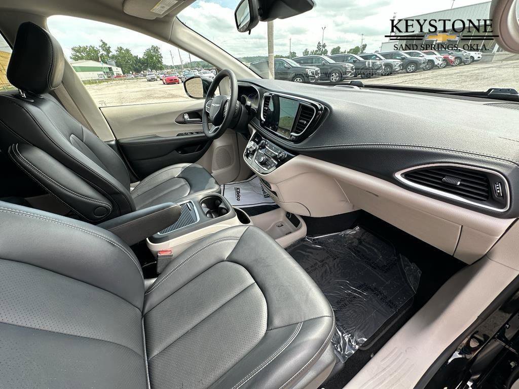 Used 2024 Chrysler Pacifica Select image 21