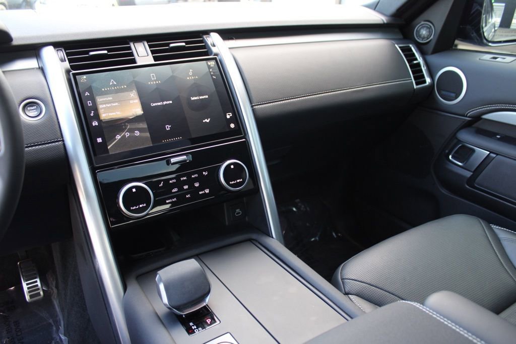 Certified 2025 Land Rover Discovery Dynamic SE image 20