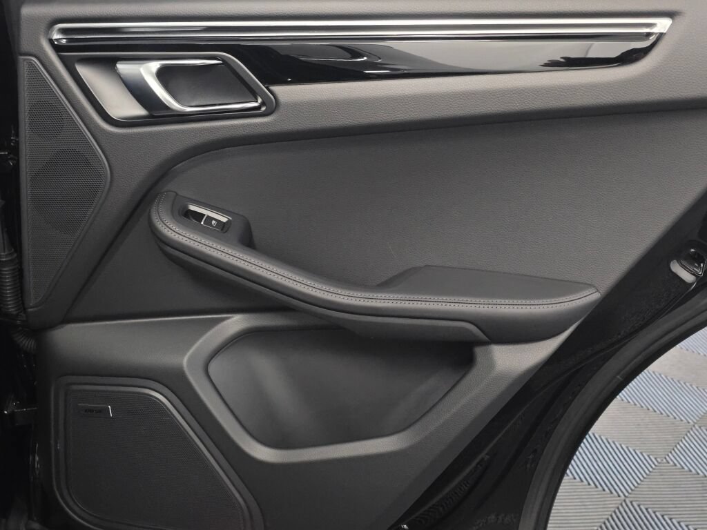 Certified 2026 Porsche Macan AWD/4WD image 24