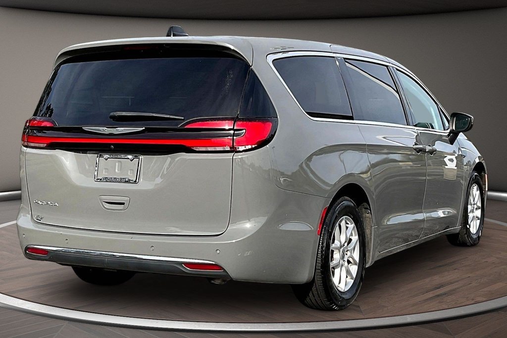 Used 2023 Chrysler Pacifica Touring-L FWD image 6