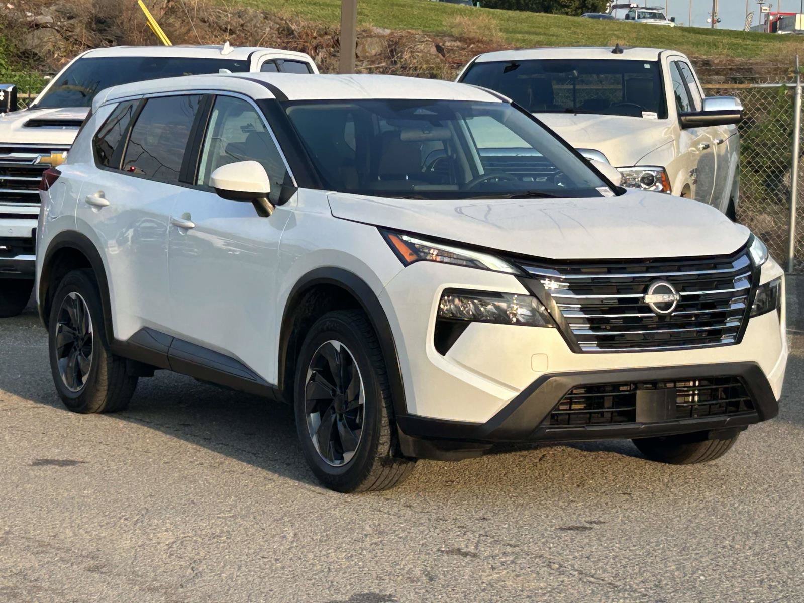 Used 2024 Nissan Rogue SV AWD/4WD image 1