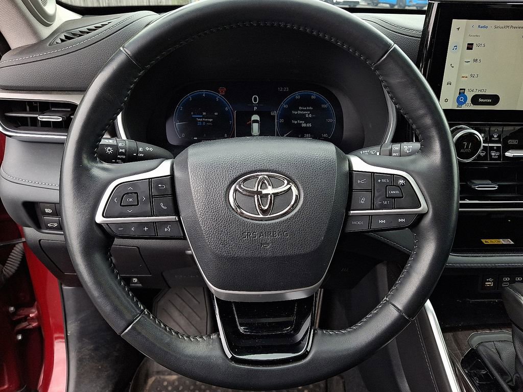 Used 2023 Toyota Highlander Limited image 16