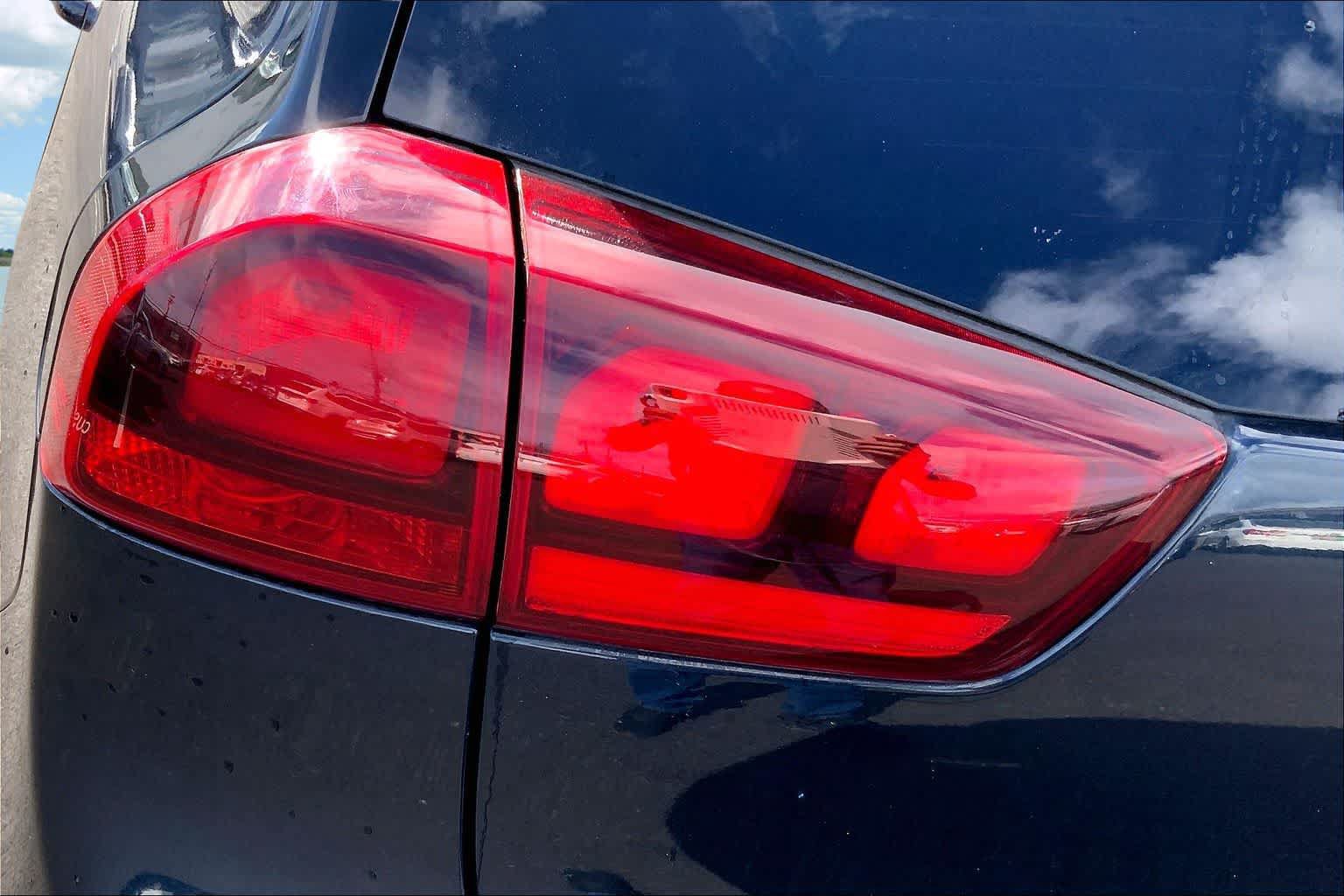 Used 2022 Kia Niro EX FWD image 32