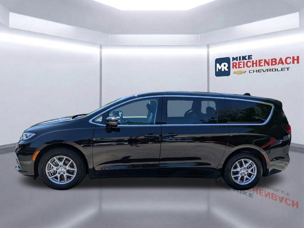 Used 2024 Chrysler Pacifica Touring-L FWD image 7
