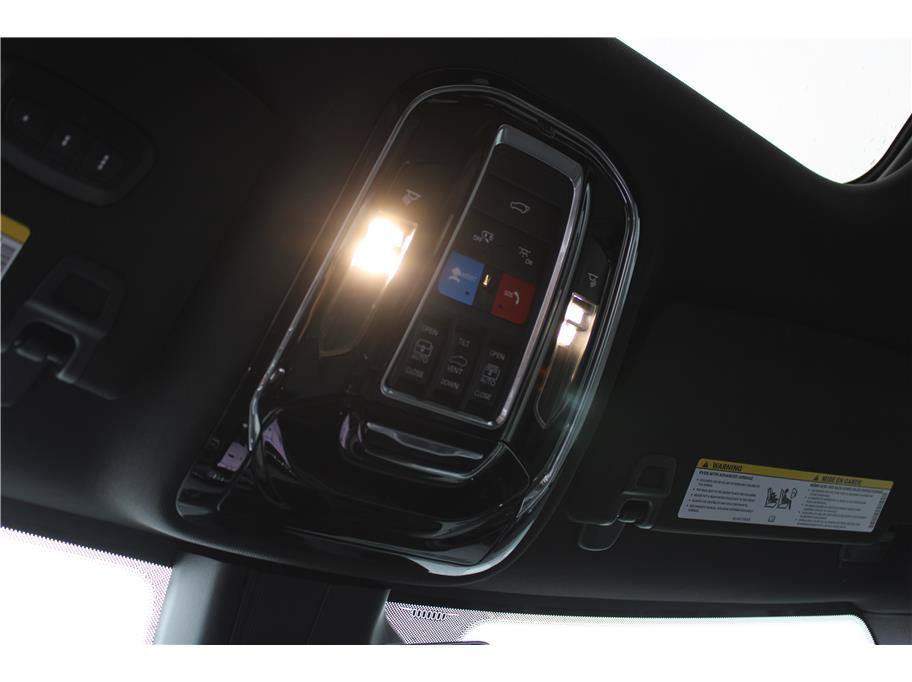 Used 2022 Jeep Grand Cherokee Overland w/ Luxury Tech Group IV AWD/4WD image 11