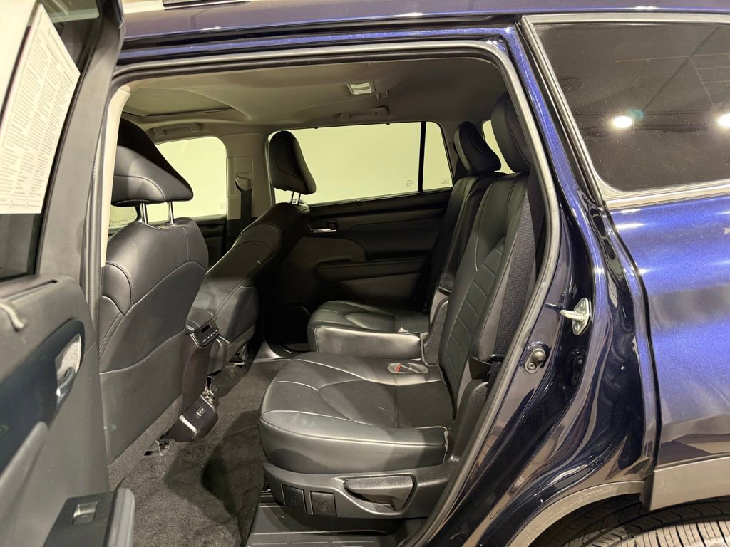 Used 2023 Toyota Highlander XLE AWD/4WD image 20