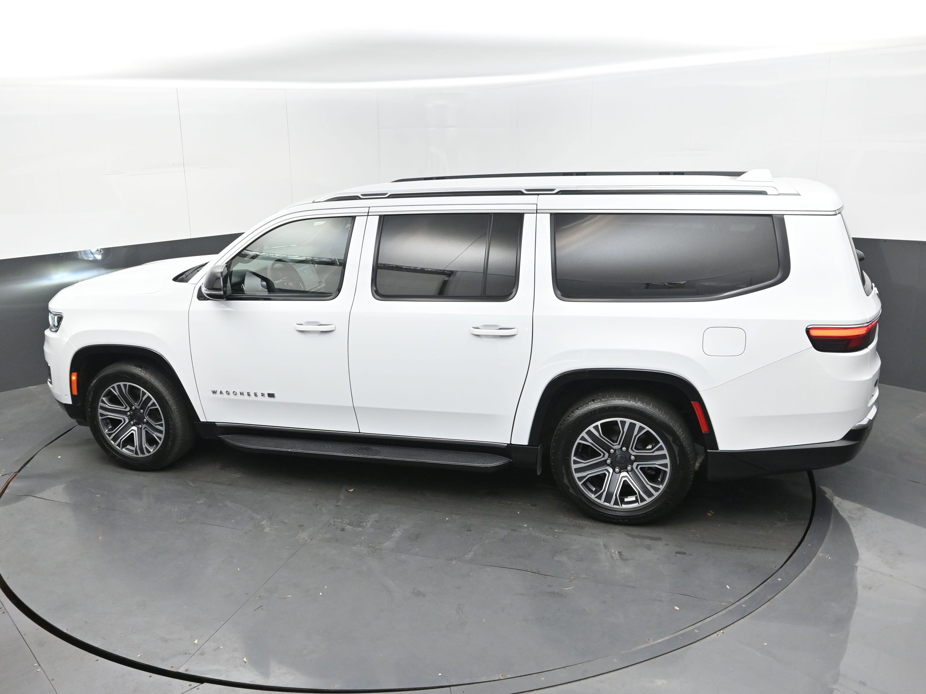 Used 2023 Jeep Wagoneer L Series II image 35