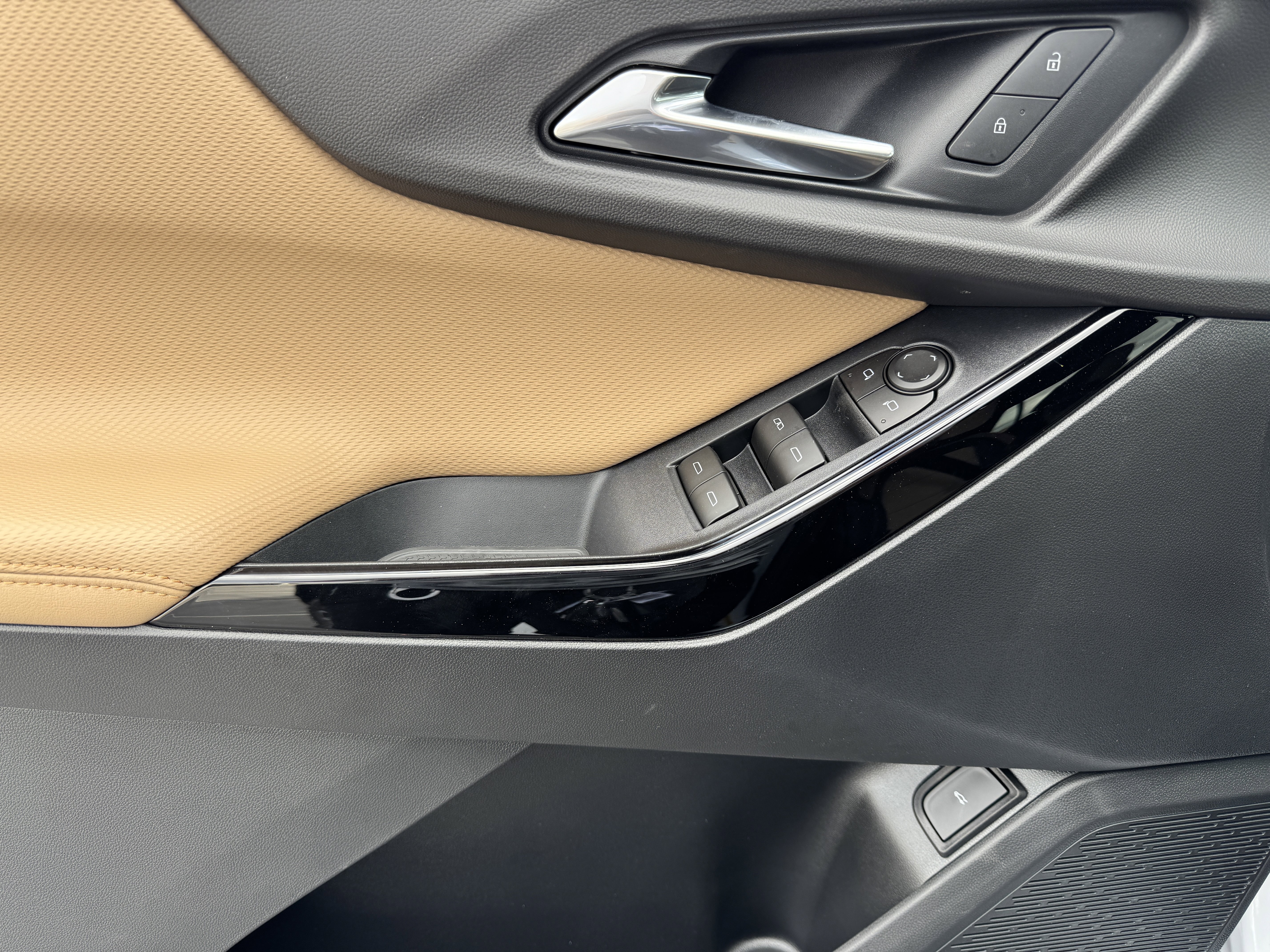 New 2026 Chevrolet Equinox ACTIV w/ LPO, Floor Liner Package image 10