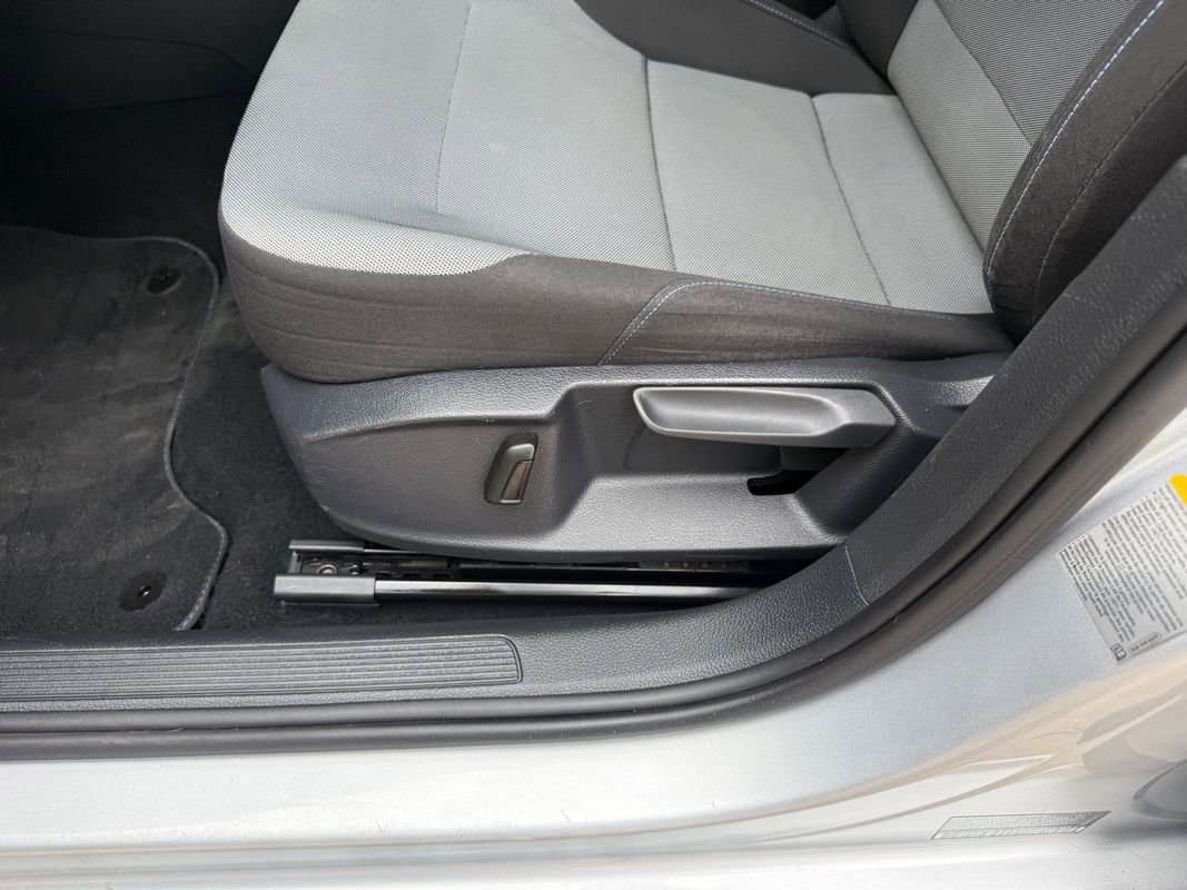 Used 2015 Volkswagen e-Golf Limited Edition FWD image 24